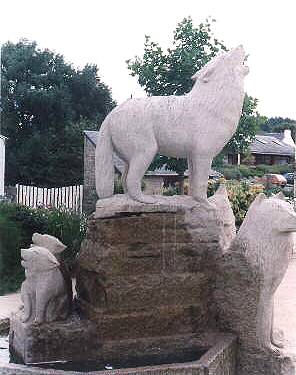 La Fontaine aux loups, en granit sur la place de la mairie du Clotre Saint-Thgonnec, par Alain Milan